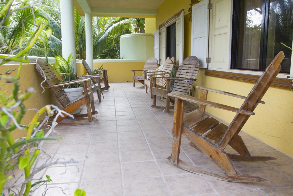 Sea Eye Hotel - Tropical Building Utila Extérieur photo
