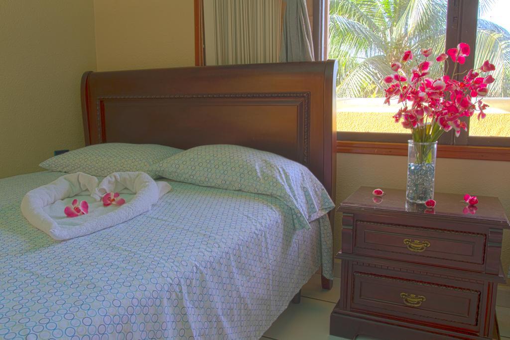 Sea Eye Hotel - Tropical Building Utila Extérieur photo